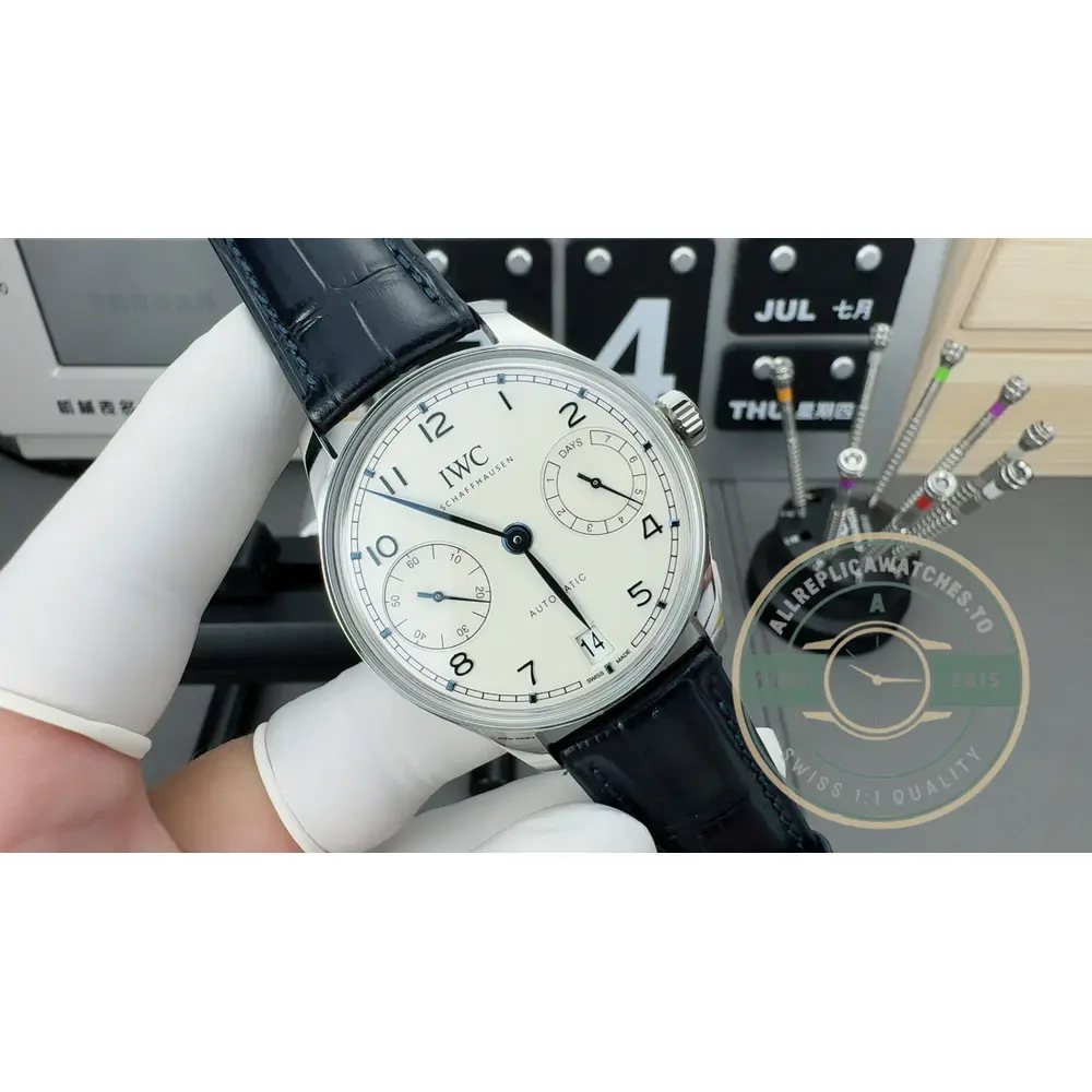Numerals at twelve and six anchor the silver dial along its vertical axis
