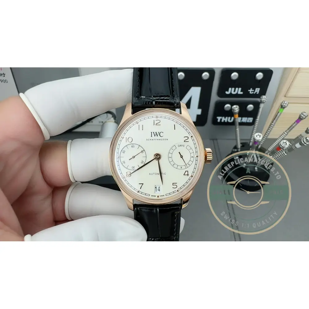 Rose gold in 18K warms the classic seven-day Portugieser layout