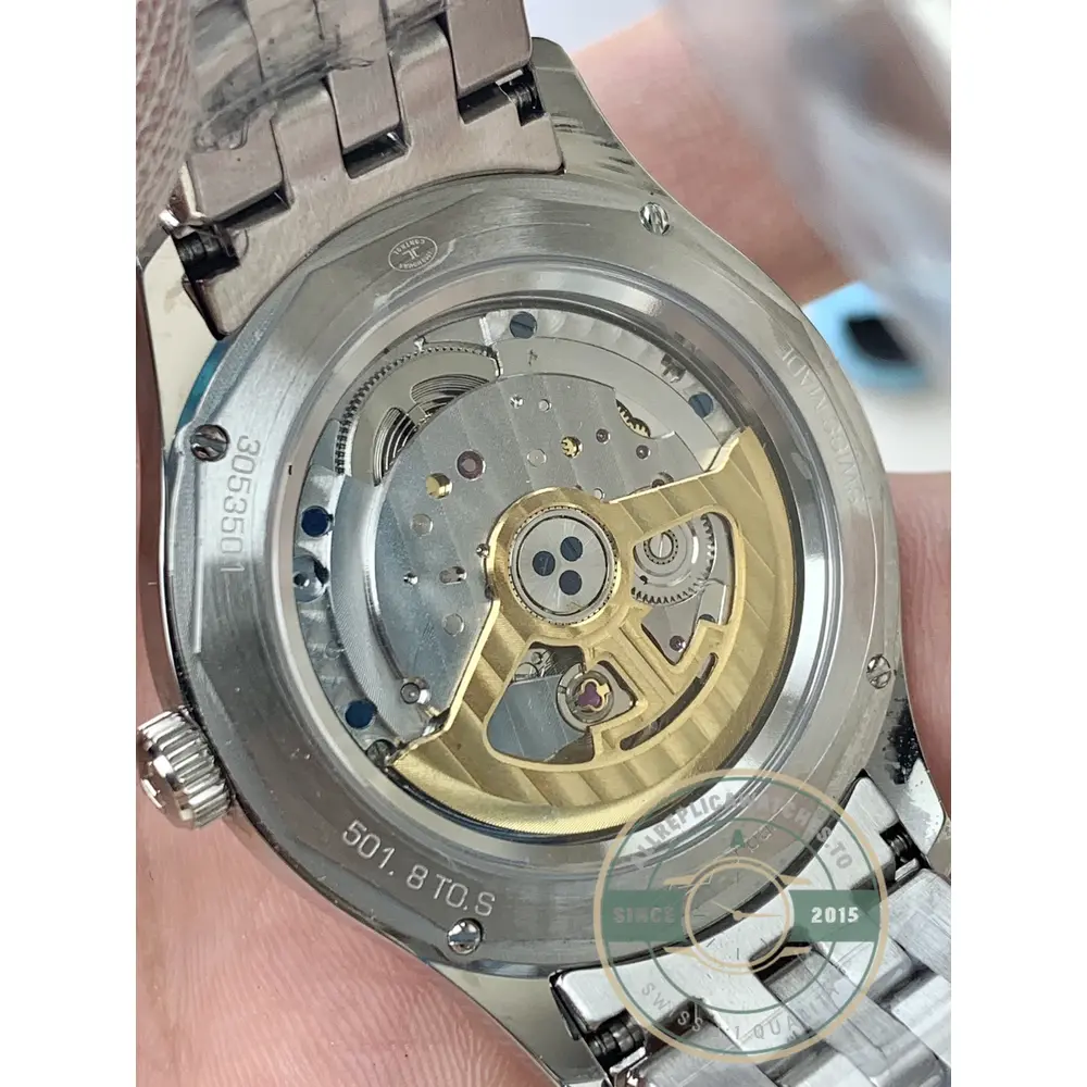 Bracelet links and the folding section behind the Geophysic case