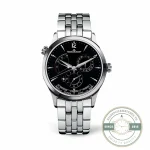 Master Geographic Q1428171 with the black dial and the steel bracelet, seen head on
