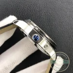 Date arc at two numbered 1 to 31, read by a short blued pointer hand
