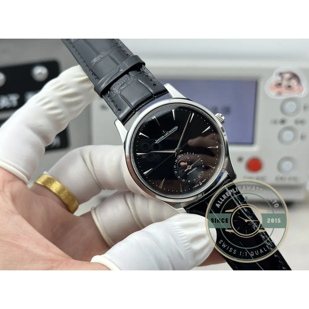 Side profile of the 39mm steel case, 9.9 mm from the caseback up to the sapphire crystal