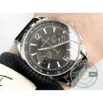 Faceted polished hands with luminous inserts crossing the black dial centre