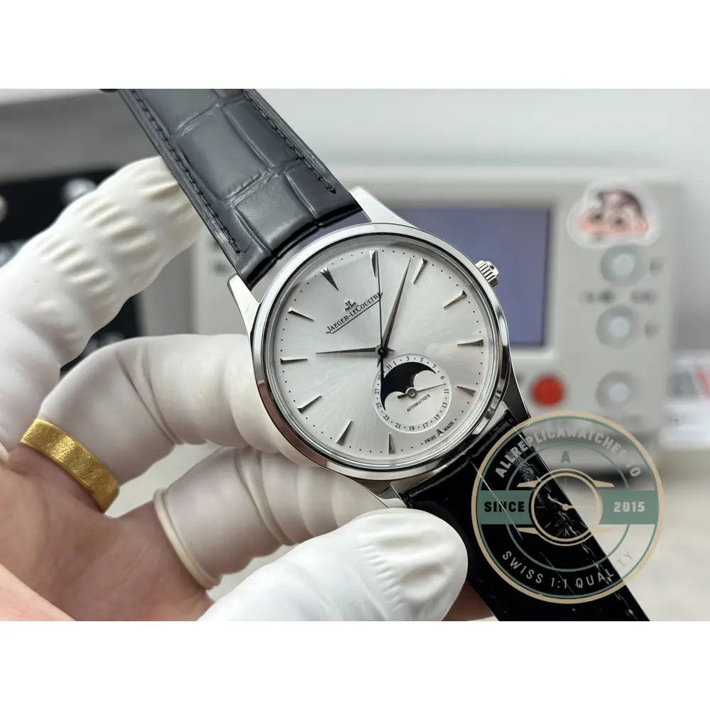 Central date hand over the printed date ring at the edge of the Master Ultra Thin Moon 39 dial