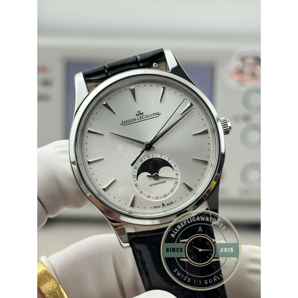 Gold moon disc in the six o'clock aperture of the Q1368430 silver dial, Master Ultra Thin Moon