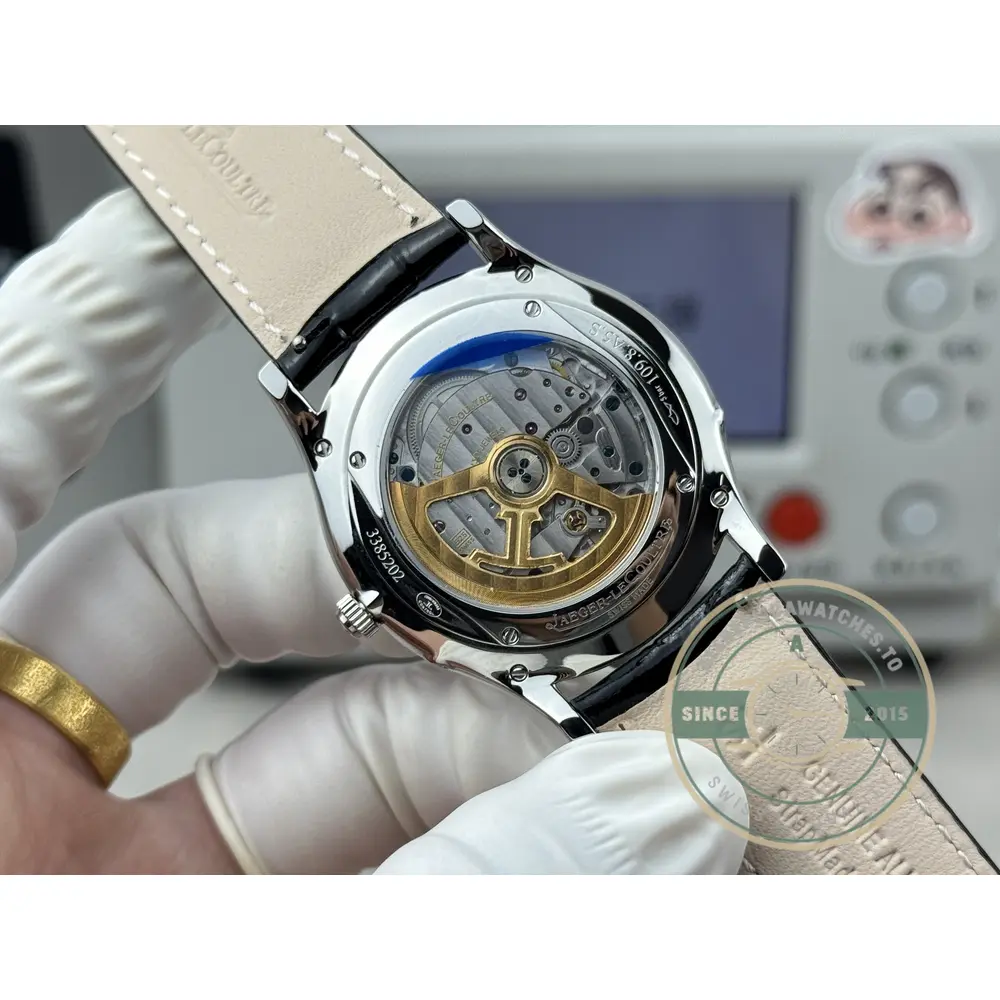 Sapphire crystal and its anti-reflective coating over the silver dial of the Q1368430 Moon 39