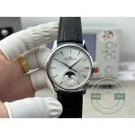 Applied indices and slim dauphine hands set against the silver sunray finish of the Q1368430 dial