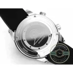 Arabic 9 in cream outline sitting left of centre where the bezel numerals pause