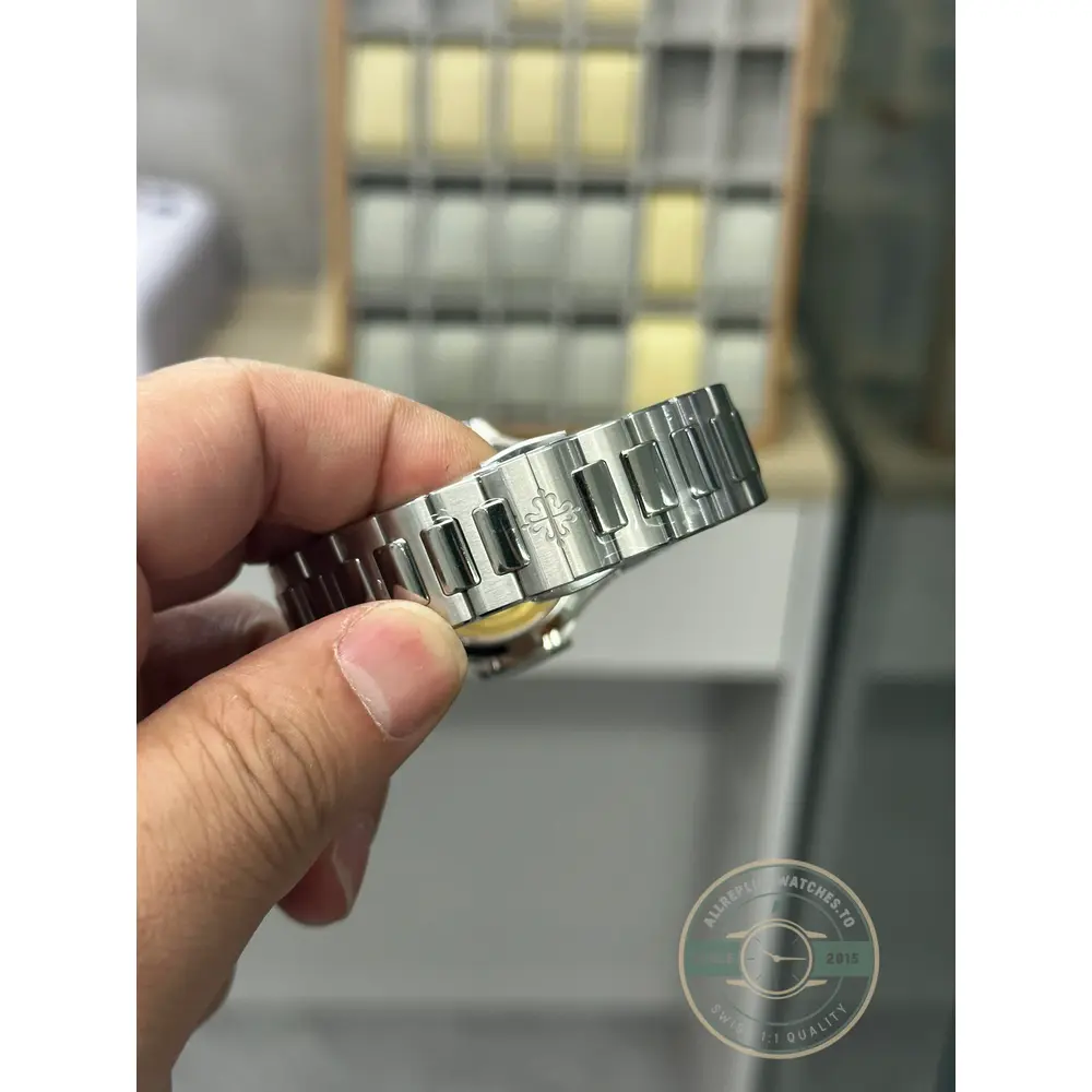 Nautilus 7118/1200A-001 Patek Philippe “Ladies Automatic”. 35.2 mm, Steel, Blue Dial