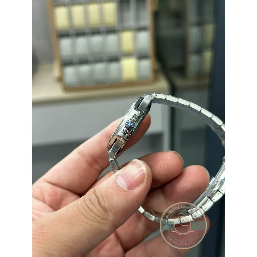 Nautilus 7118/1200A-010 Patek Philippe “Ladies Automatic”. 35.2 mm, Steel, White Dial
