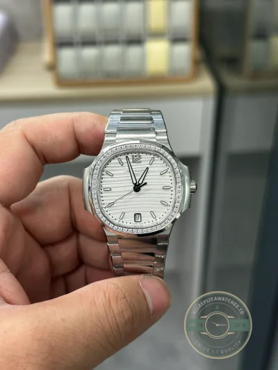 Nautilus 7118/1200A-010 Patek Philippe “Ladies Automatic”. 35.2 mm, Steel, White Dial