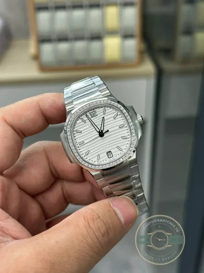 Nautilus 7118/1200A-010 Patek Philippe “Ladies Automatic”. 35.2 mm, Steel, White Dial