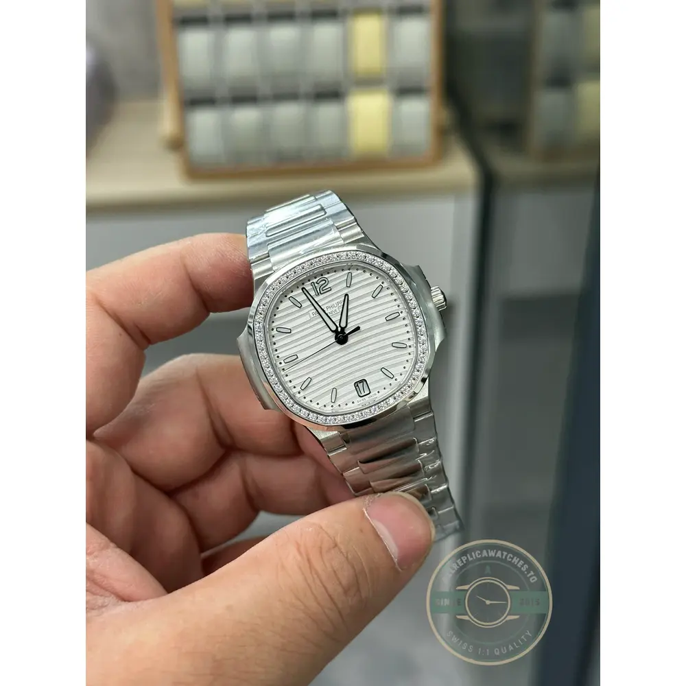 Nautilus 7118/1200A-010 Patek Philippe “Ladies Automatic”. 35.2 mm, Steel, White Dial