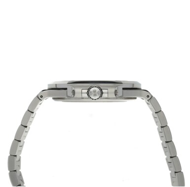 Patek Philippe Nautilus 5711 thin profile side view