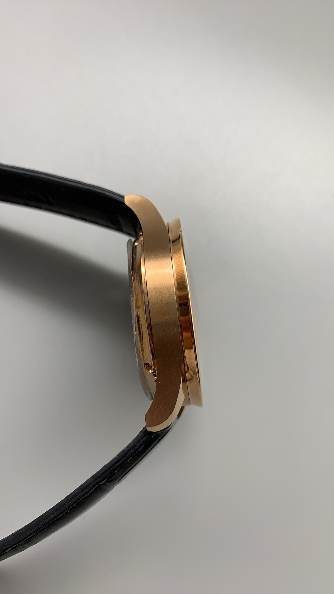 Arabic numerals applied in relief above the sunburst black lacquer
