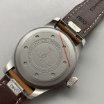 Sandblasted flanks with lightly polished lug edges, handling marks hidden