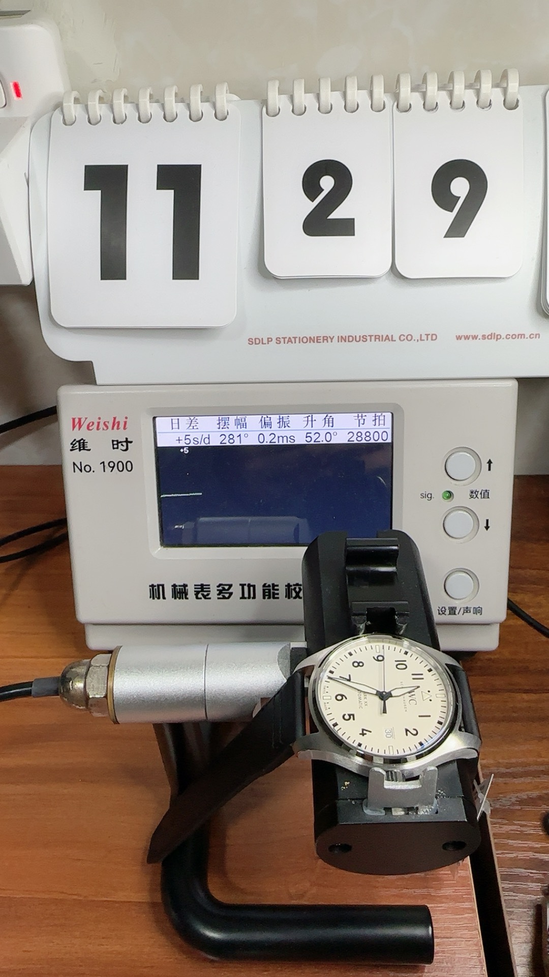 Water sealing to 100 metres on the 40mm steel Mark XX clone case
