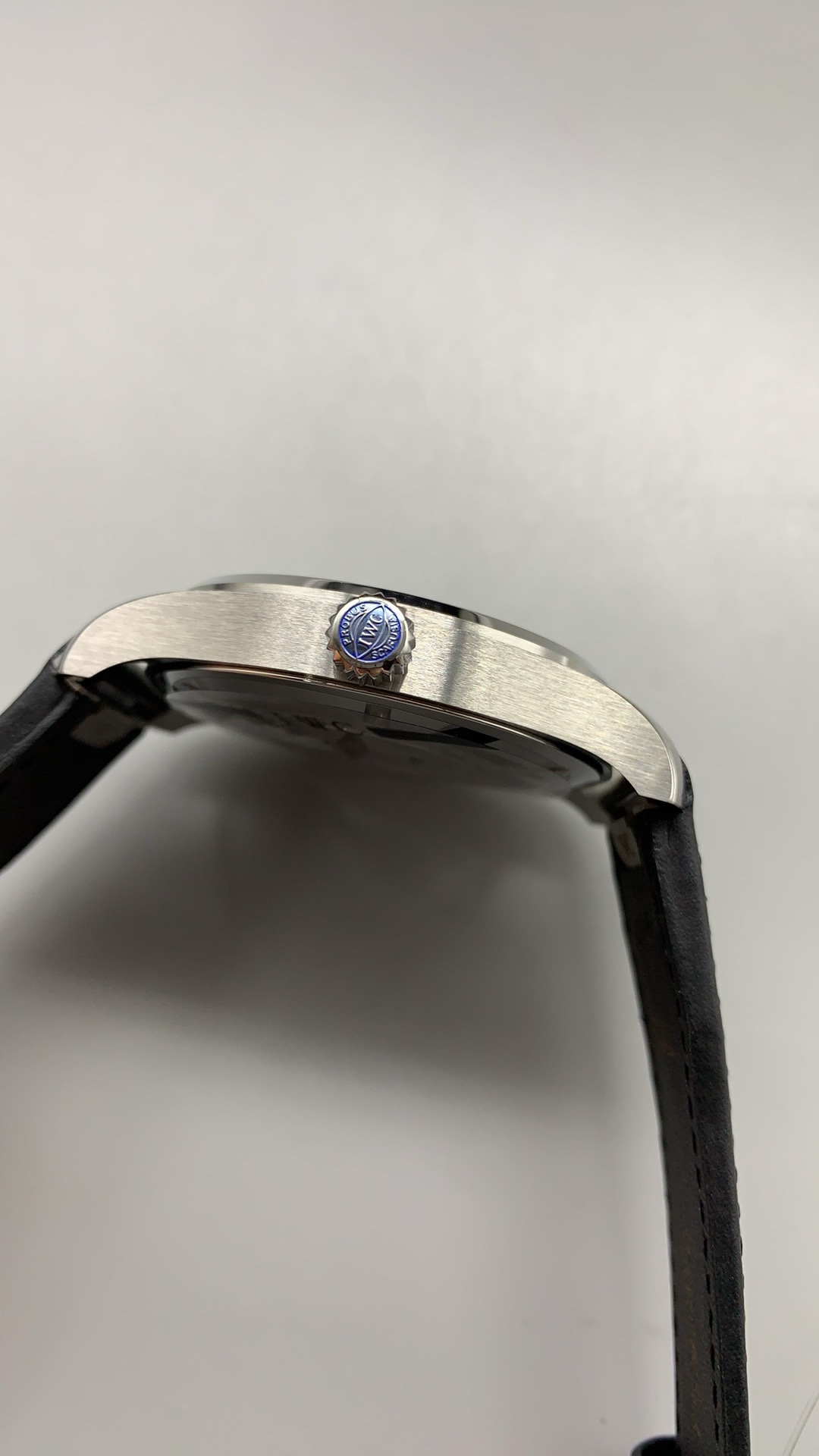 Glare-coated sapphire closing the silver-plated Mark XX replica dial