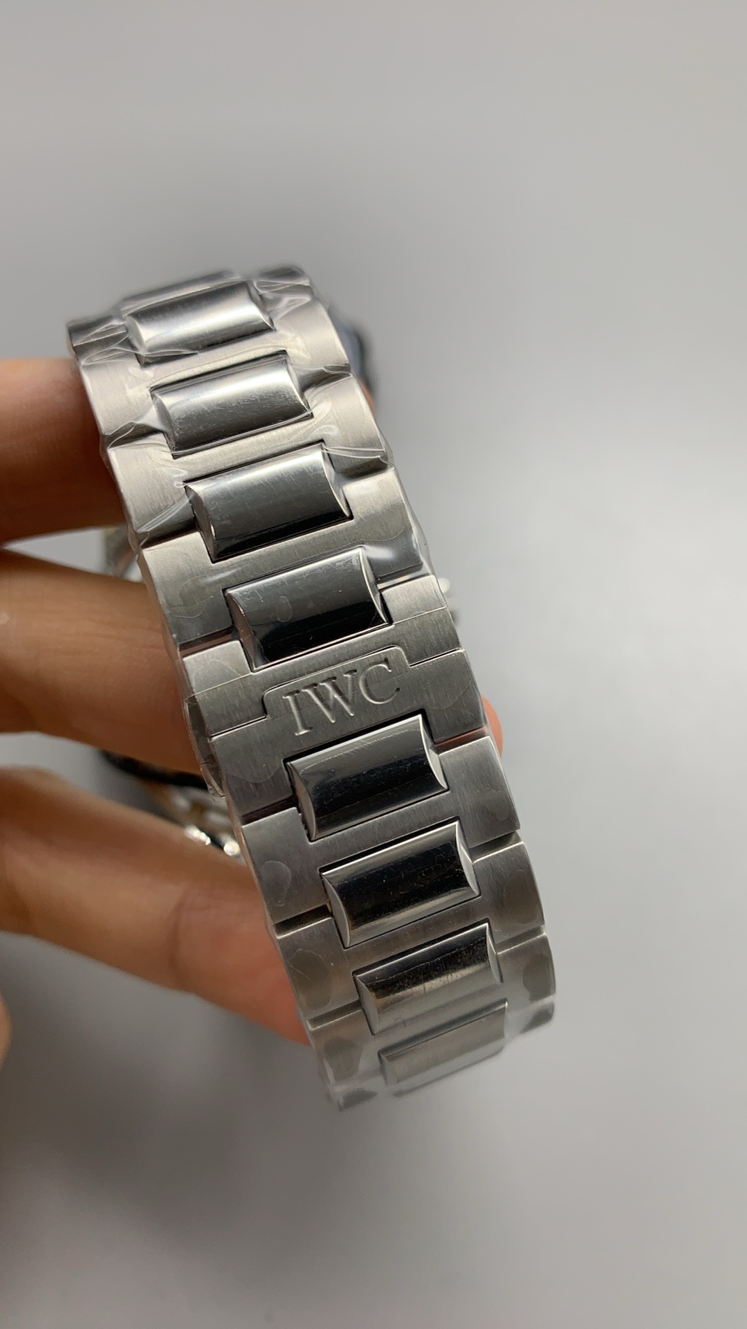 Chronograph engagement by column wheel, not by a cam-actuated layout