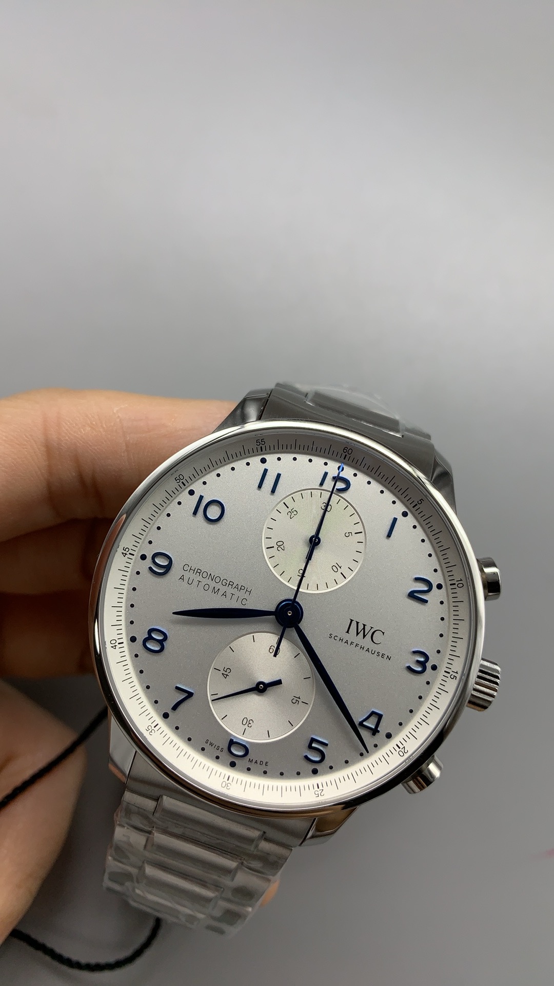 Gasket sealing holds the thirty-metre rating across the whole case