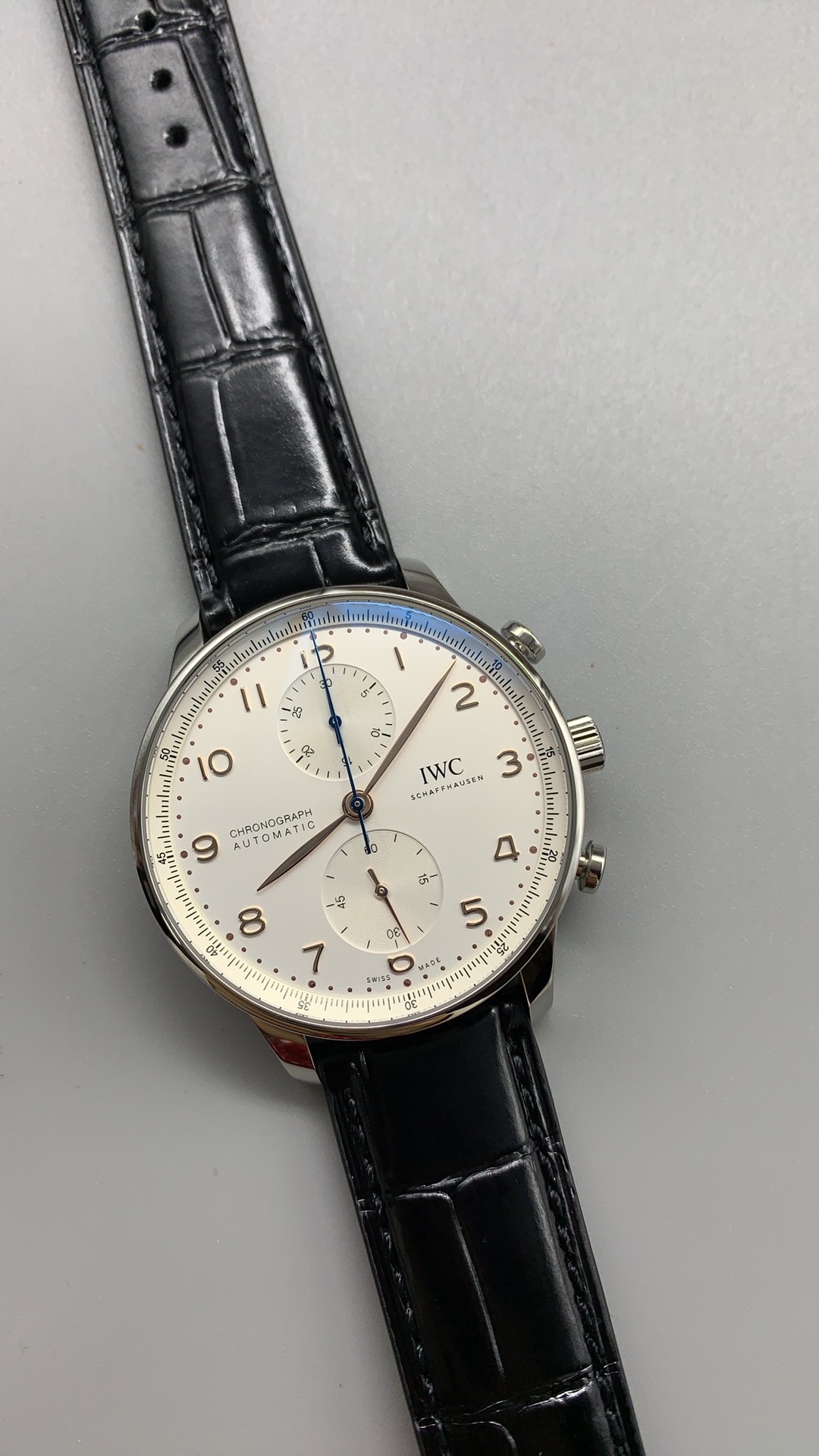 Naval instrument logic: a white dial for legibility, blued hands for contrast