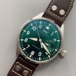 Green travelling from dark forest at the edge to bright olive under the hands