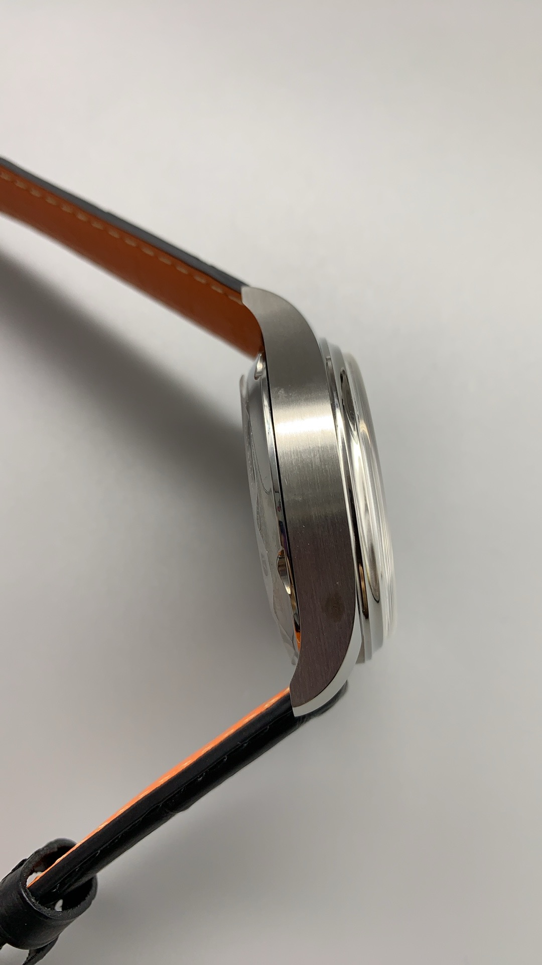 A flyback function resets and restarts the chronograph in one press