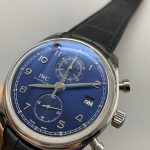 A 316L stainless steel case carrying the Classic chronograph layout