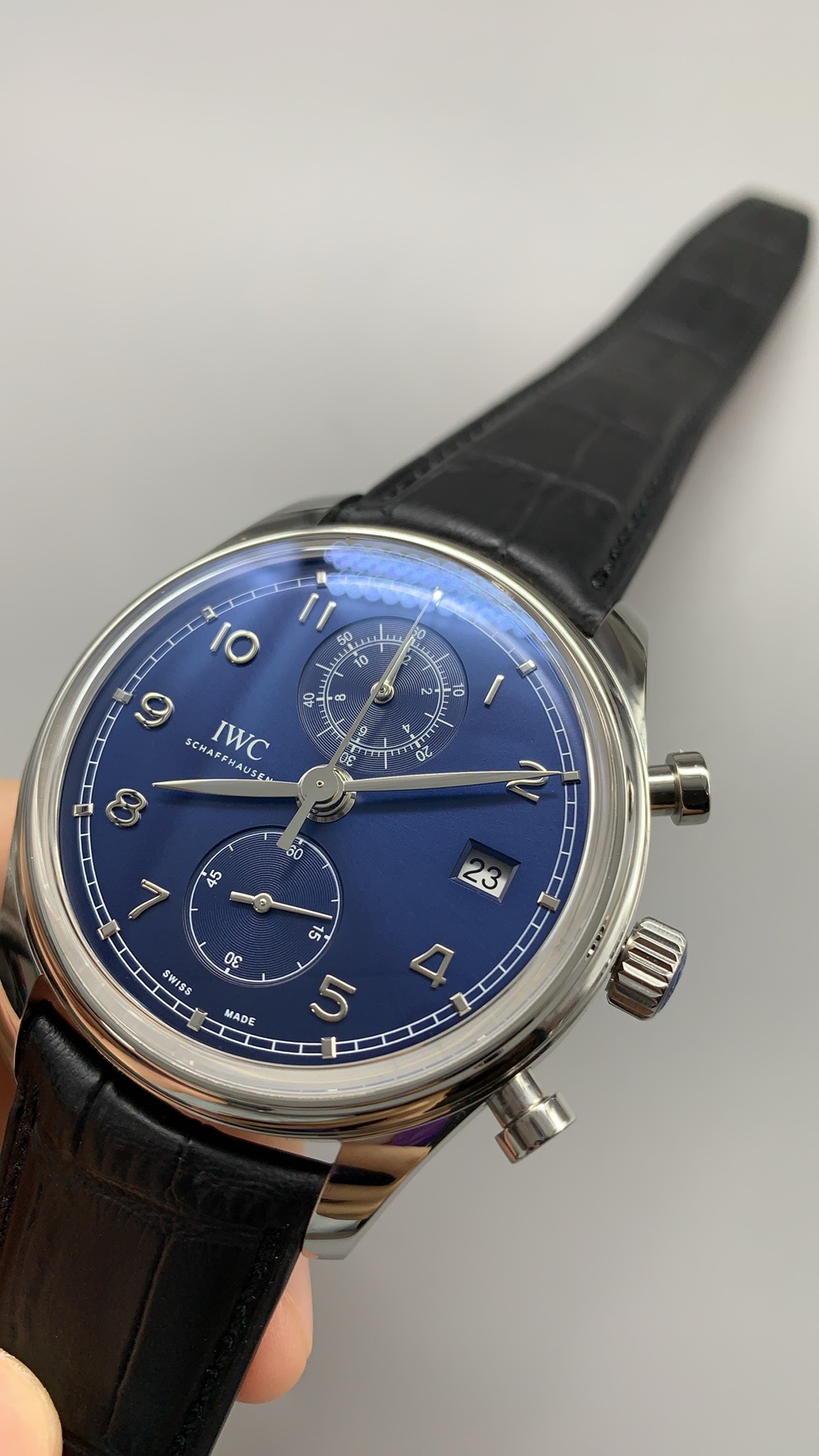 A 316L stainless steel case carrying the Classic chronograph layout