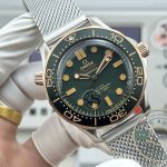 Applied indices standing above the wave surface on this green-dial Diver 300M clone