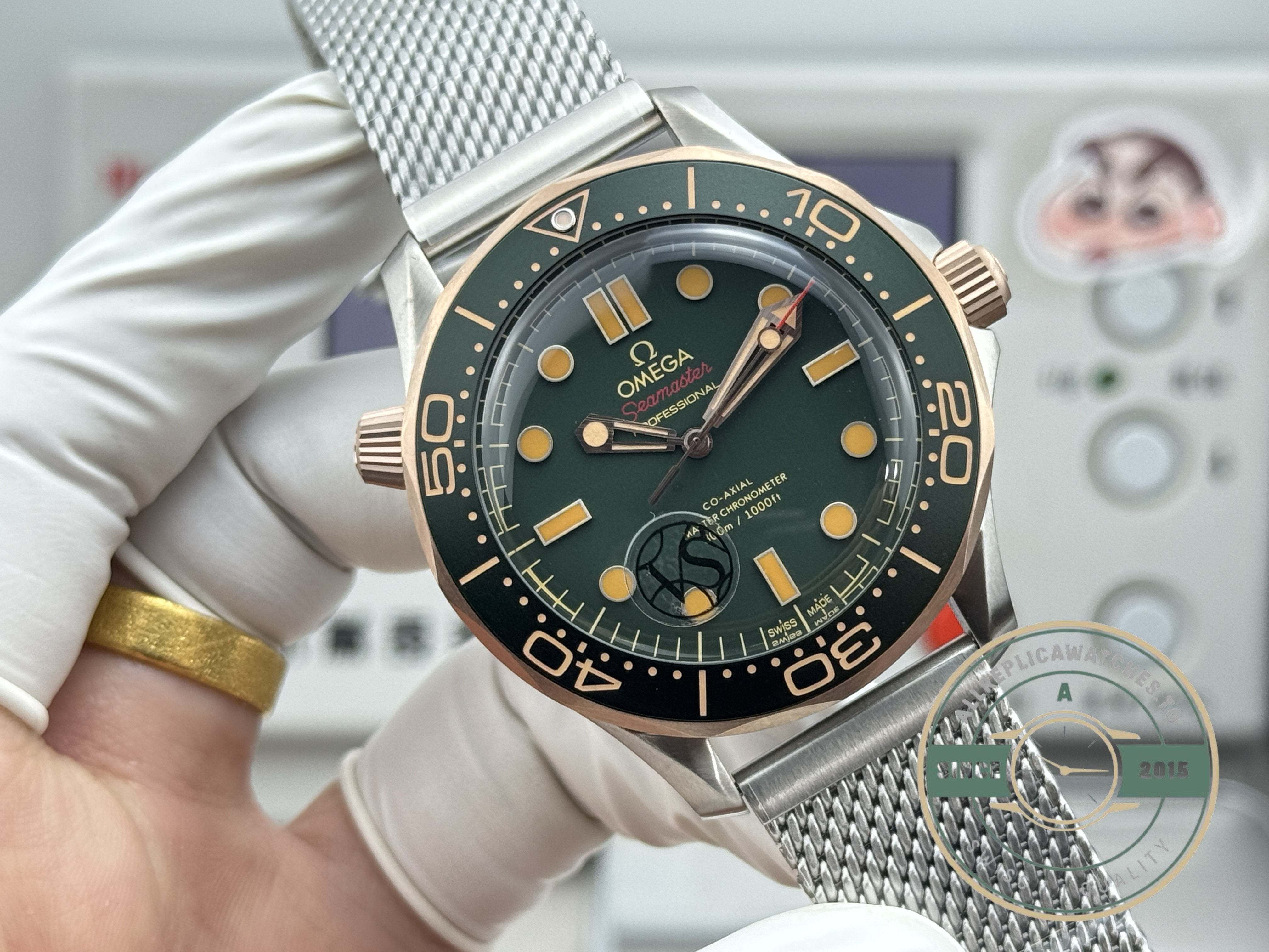 Applied indices standing above the wave surface on this green-dial Diver 300M clone