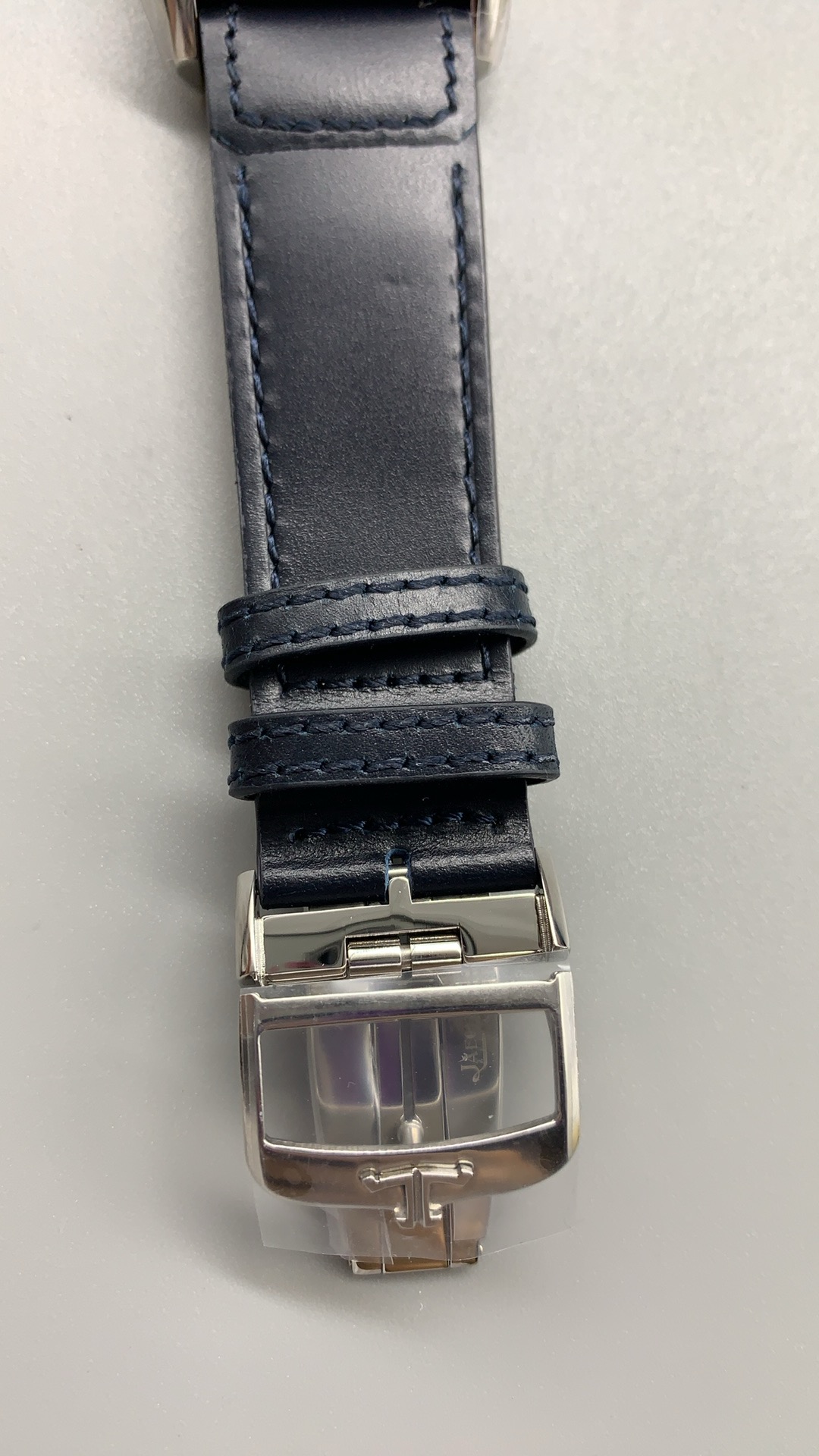 Recessed small seconds counter at 6 o'clock with its thin light-toned running hand