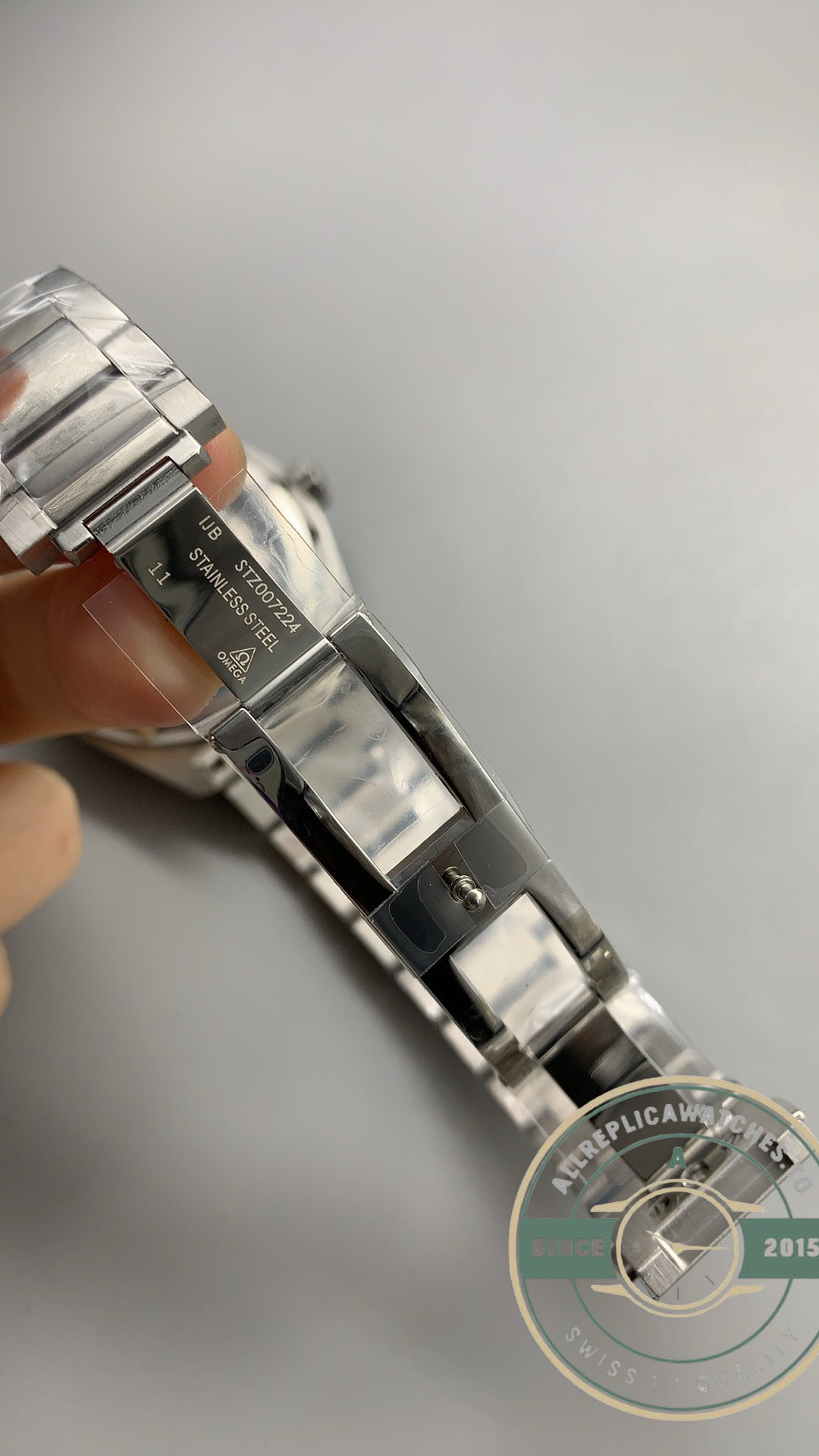 Super clone Omega Aqua Terra Worldtimer 24-hour ring running around the outer portion of the dial