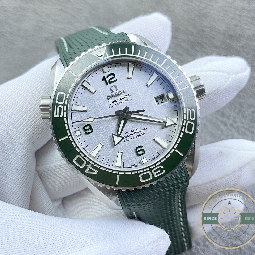 Green bezel ring on this Omega Planet Ocean 600M clone, a clear departure from black