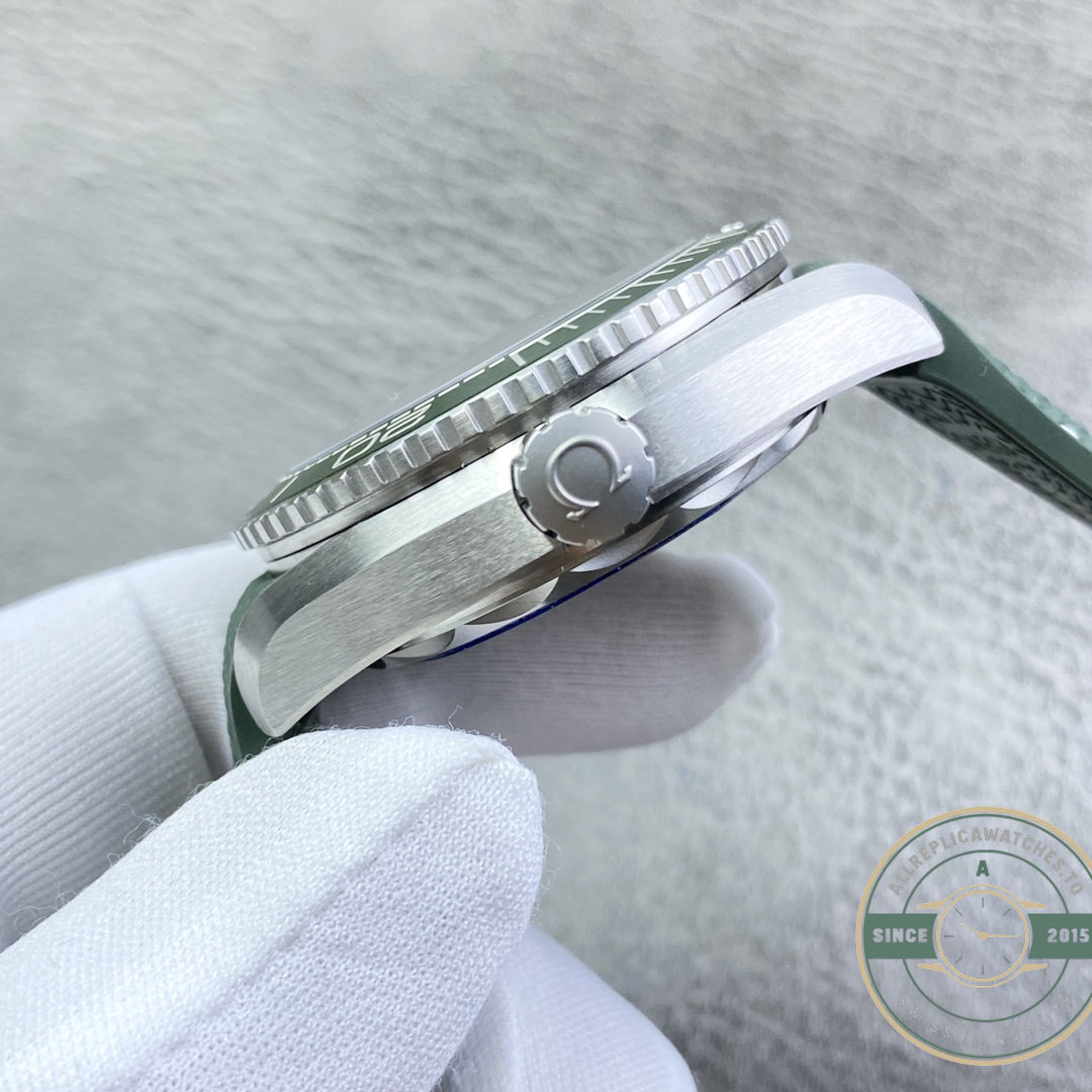 The VS8900 here answers to Omega Cal. 8900, green-bezel Planet Ocean superclone