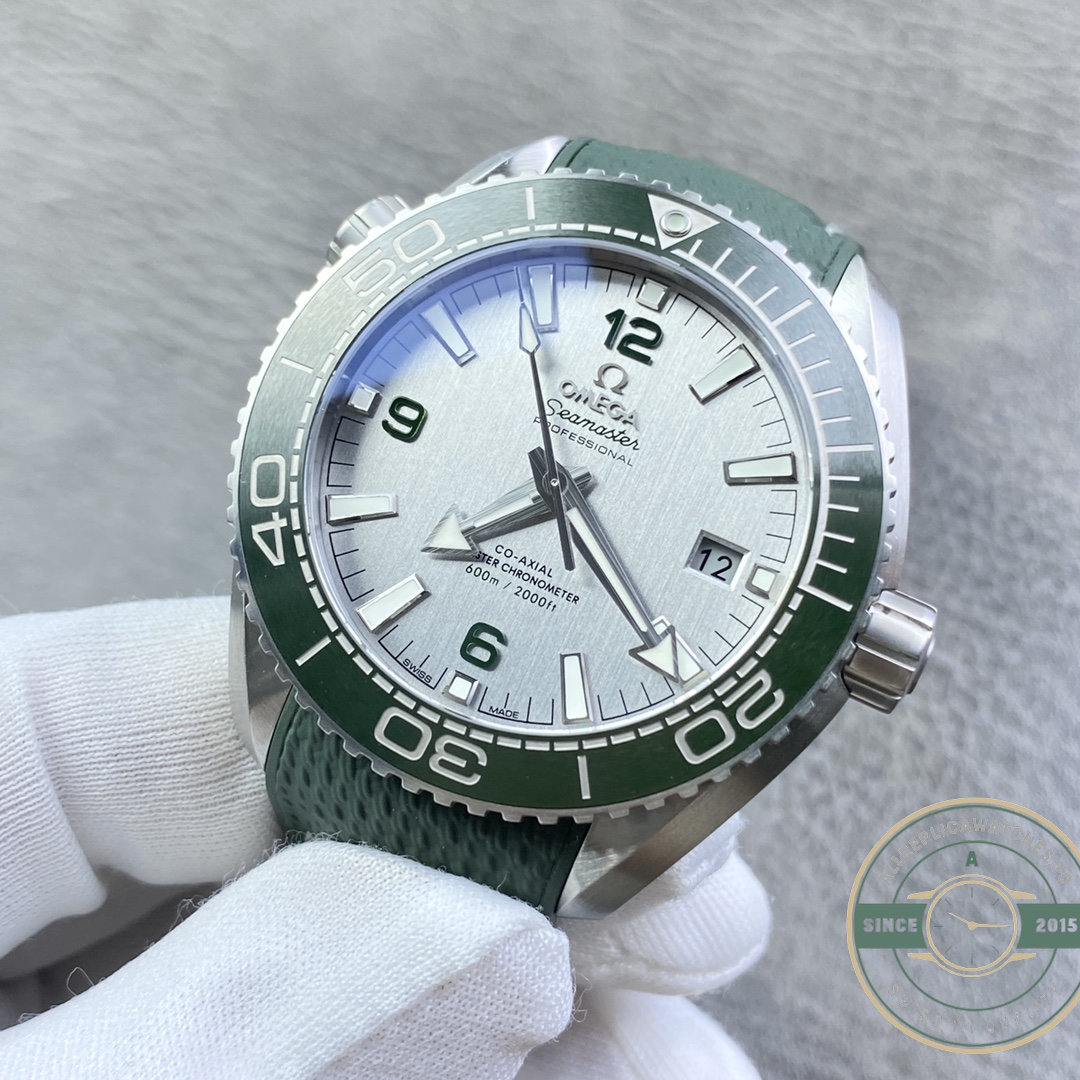 Automatic green-bezel Omega Planet Ocean 600M replica, VSF VS8900 beneath the dial