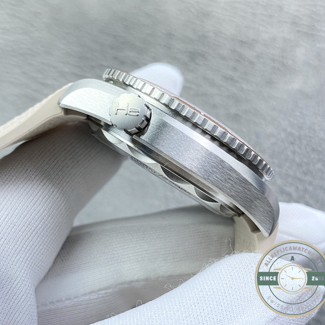 VS8900 clone calibre working behind the beige dial of this Omega Planet Ocean 600M