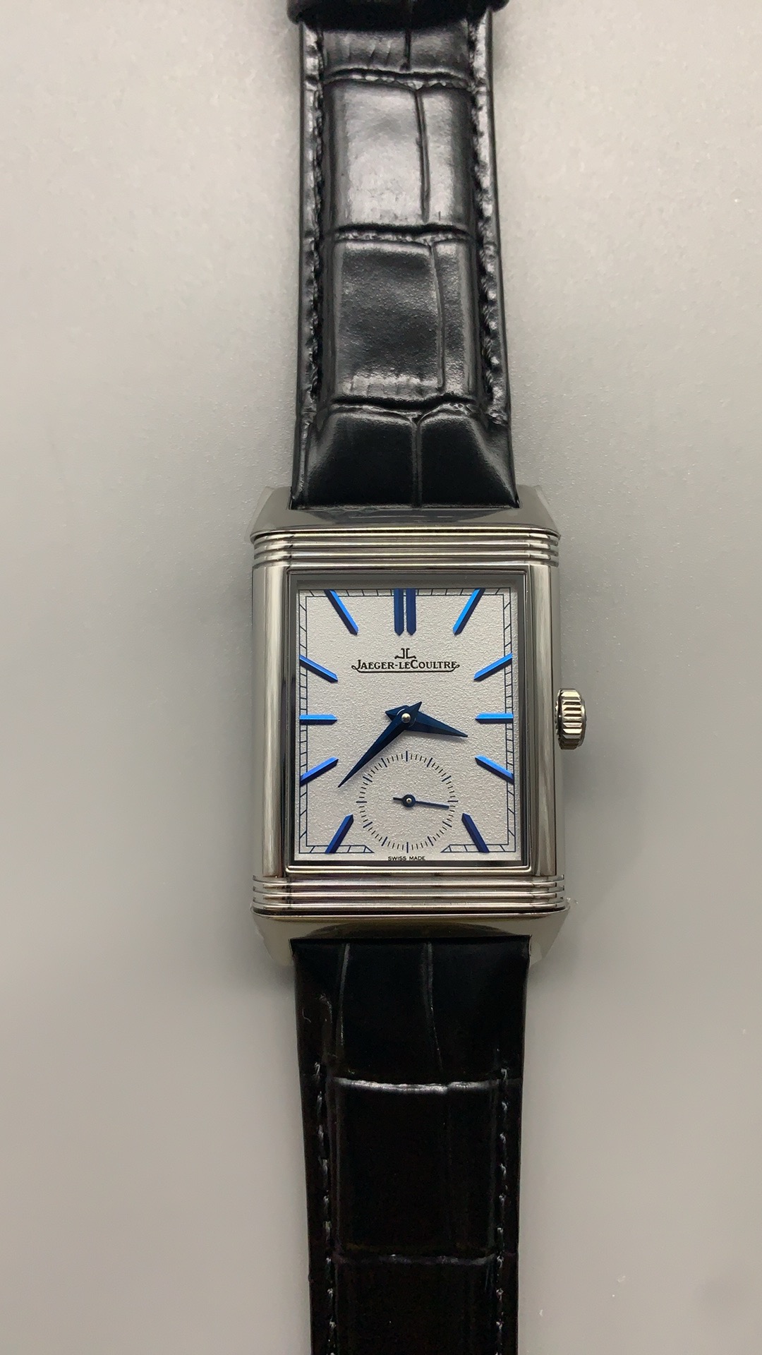 Thin minute track running around the perimeter of the silvered grained Reverso replica dial