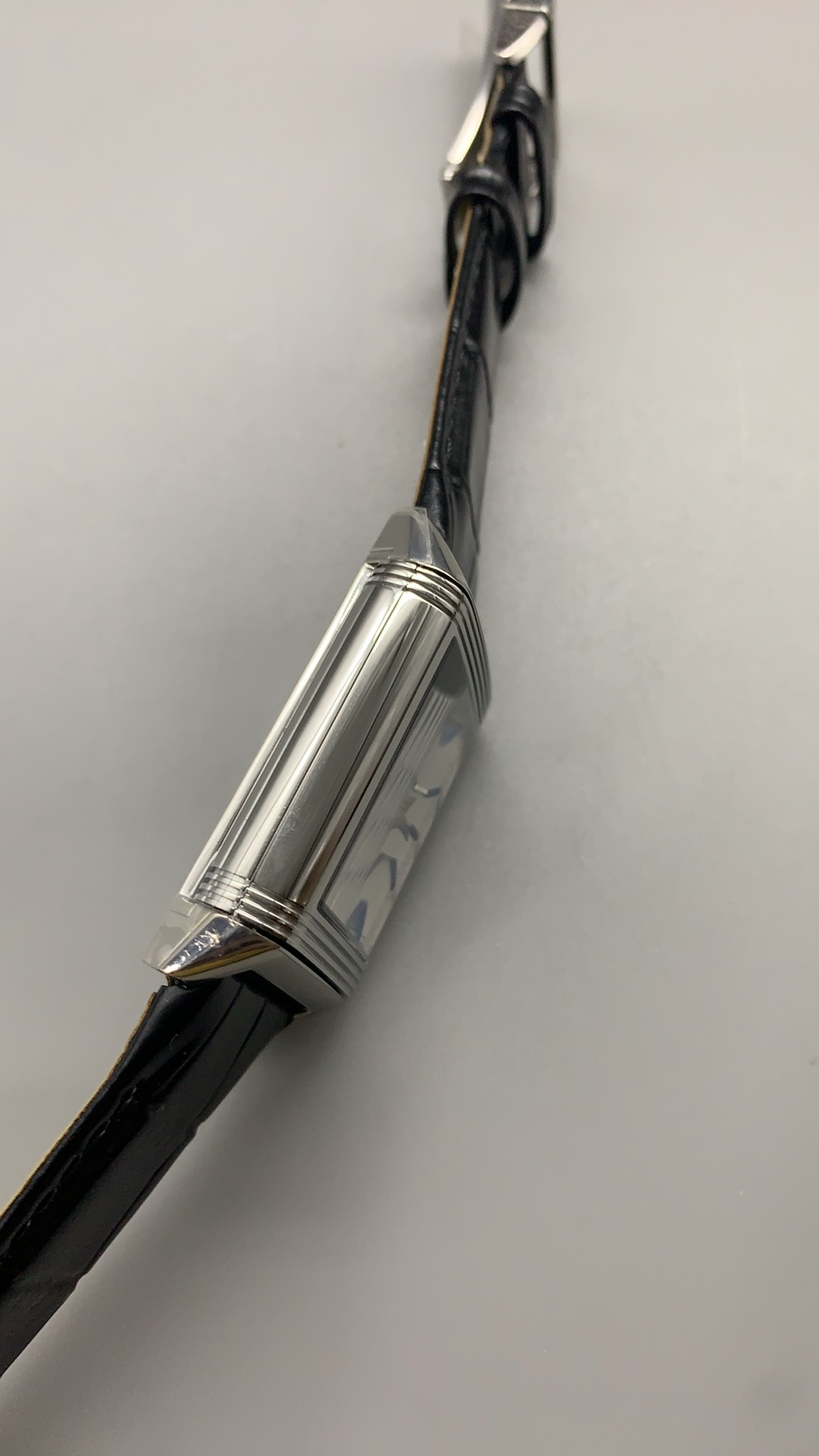 Dark blue alligator strap of the Reverso Tribute Duoface replica photographed in close-up