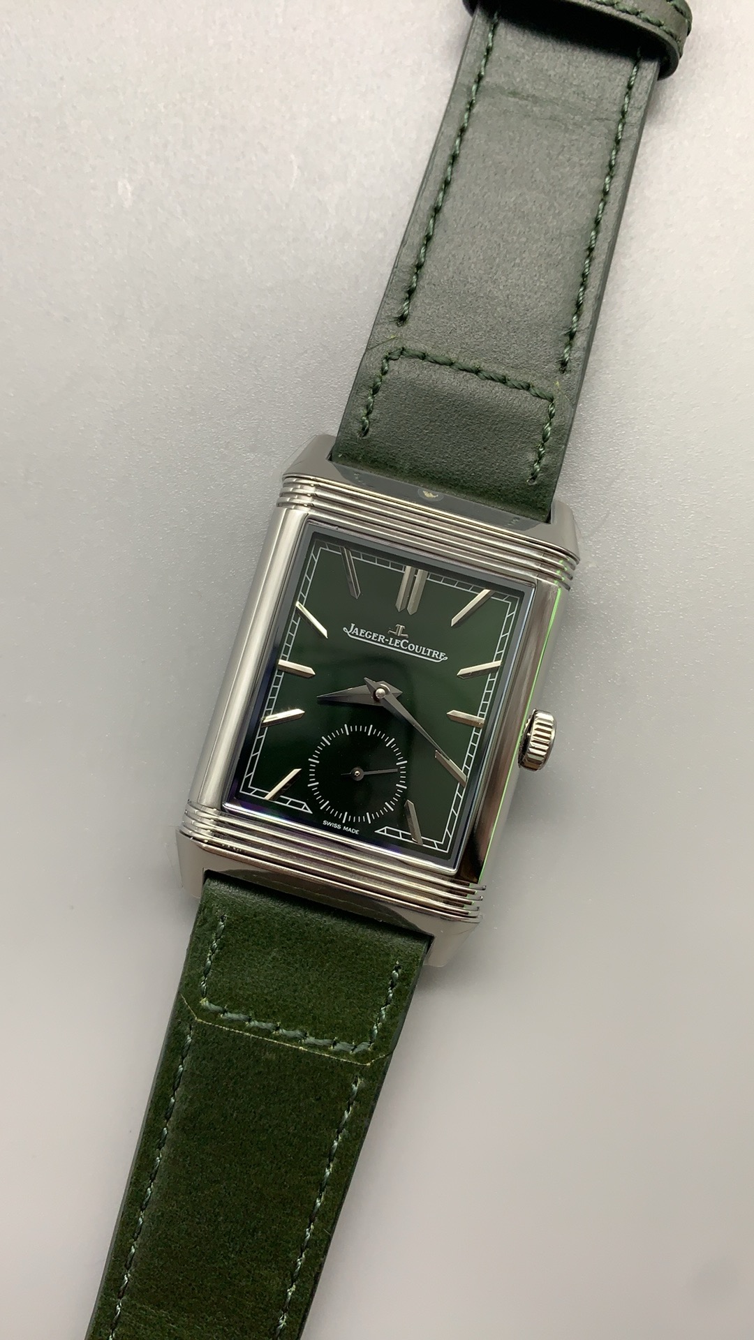 Flat sapphire crystal over the green dial of the Reverso super clone, anti-reflective and clear