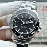 48-hour running reserve from the VS8900 in this 42mm Planet Ocean superclone