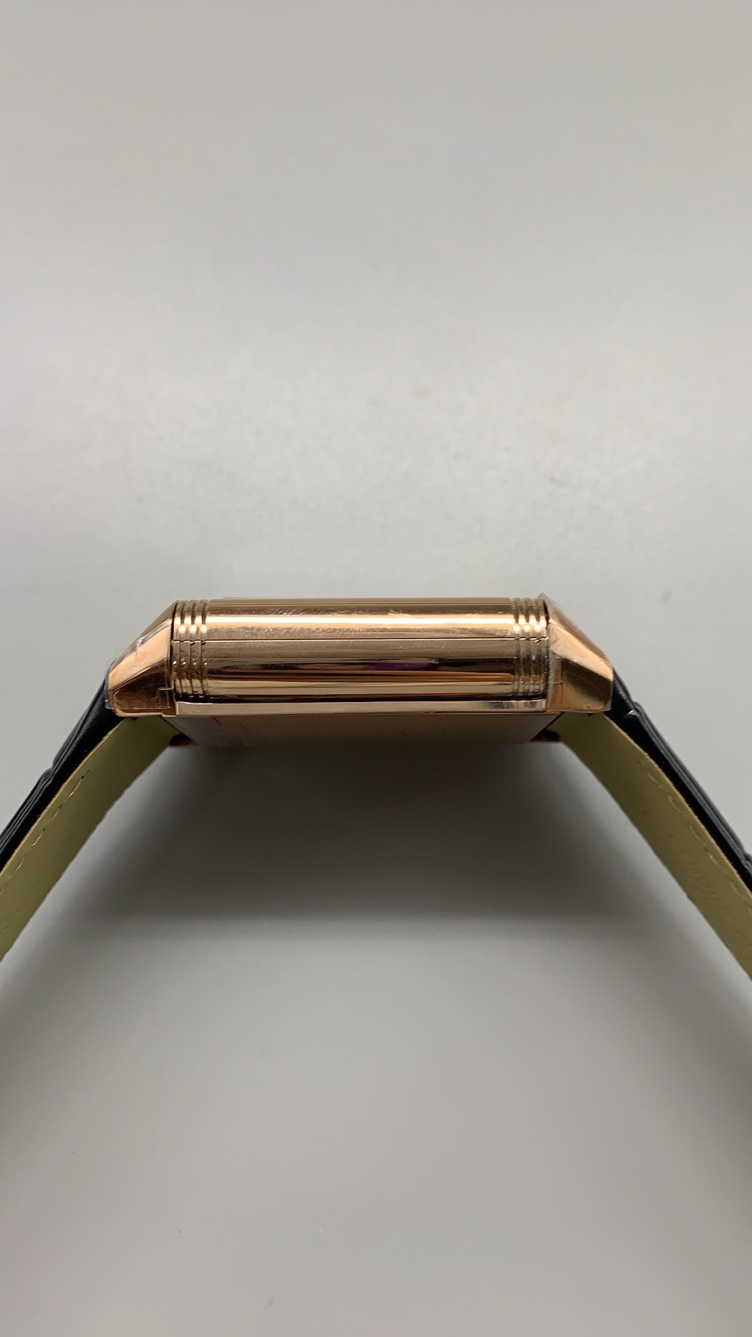 Polished rails against brushed flanks on the rose gold case of the Reverso replica