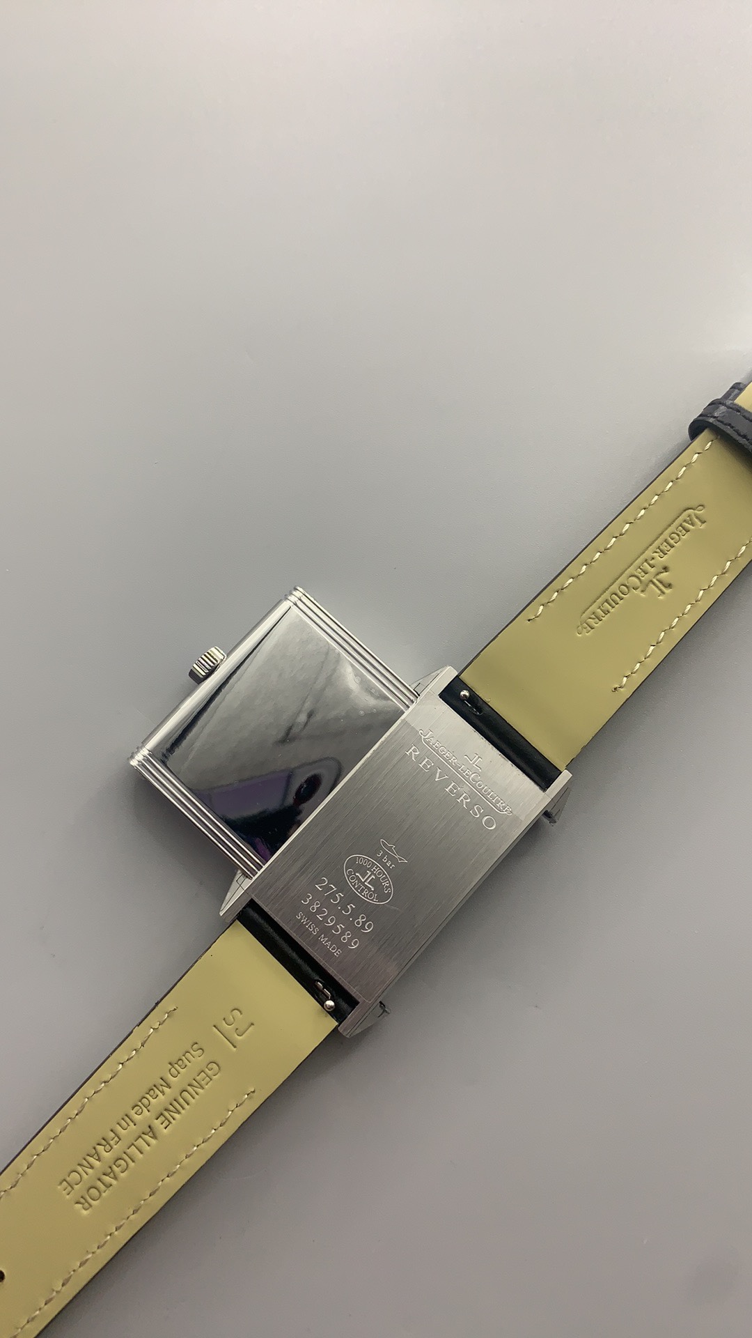 Applied dark baton markers and the thin printed outer track on the silvered dial