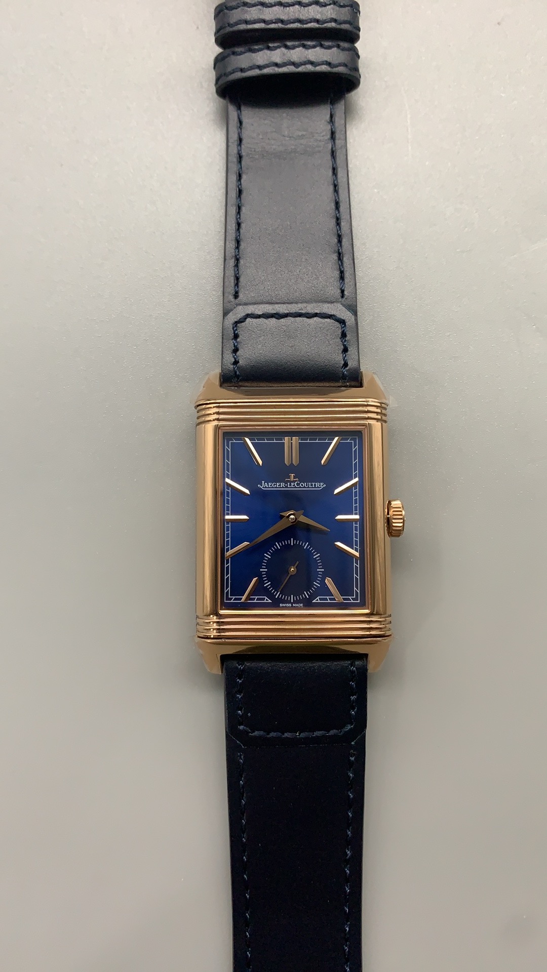 Pin buckle and keeper of the blue leather strap on the rose gold Reverso Duoface clone